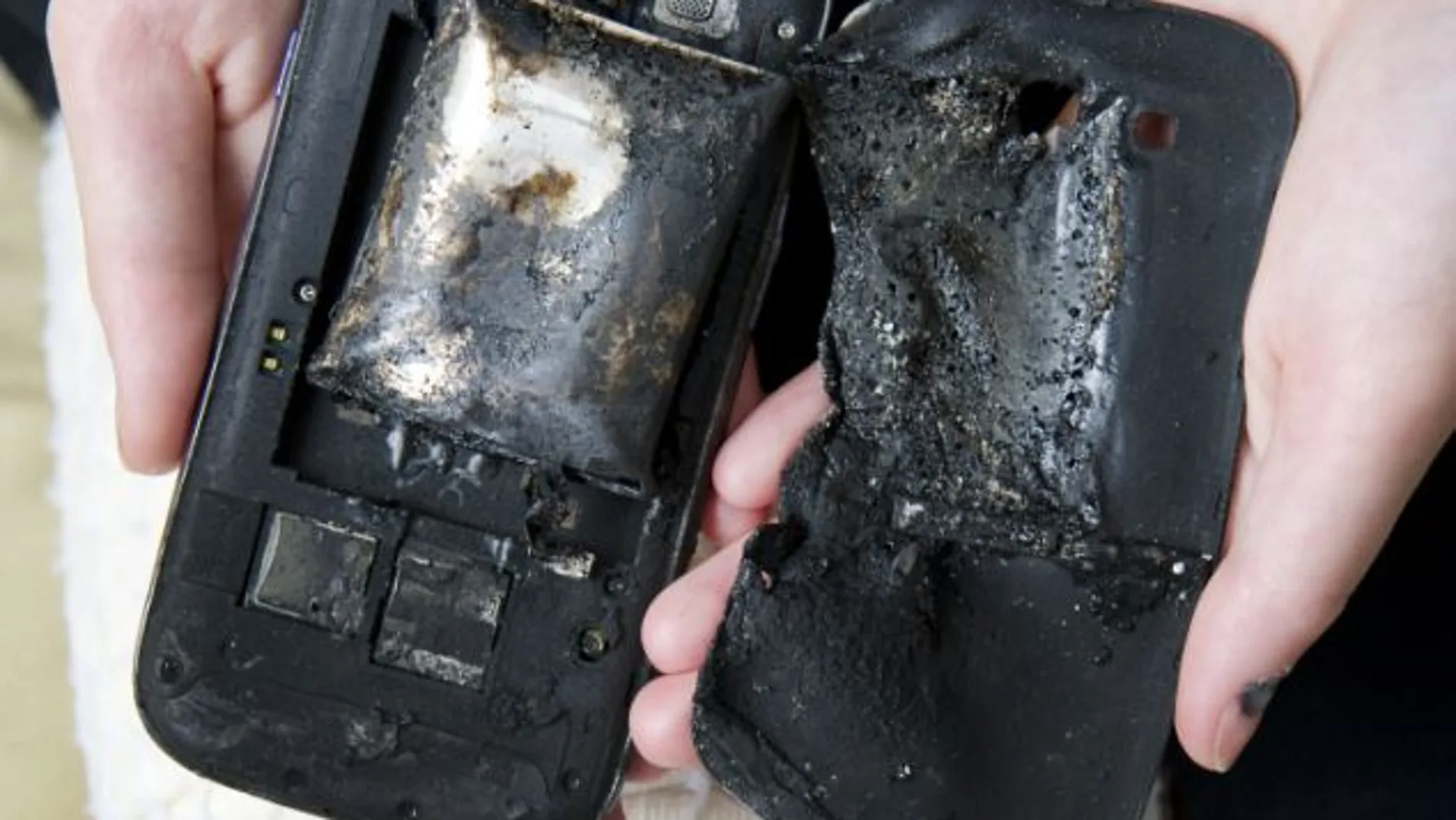 Teléfono carbonizado tras el incidente Teléfono carbonizado tras el incidente