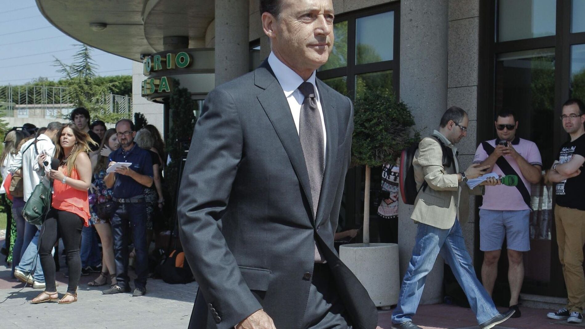 Matias Prats, a su llegada a la capilla ardiente de Concha García Campoy 