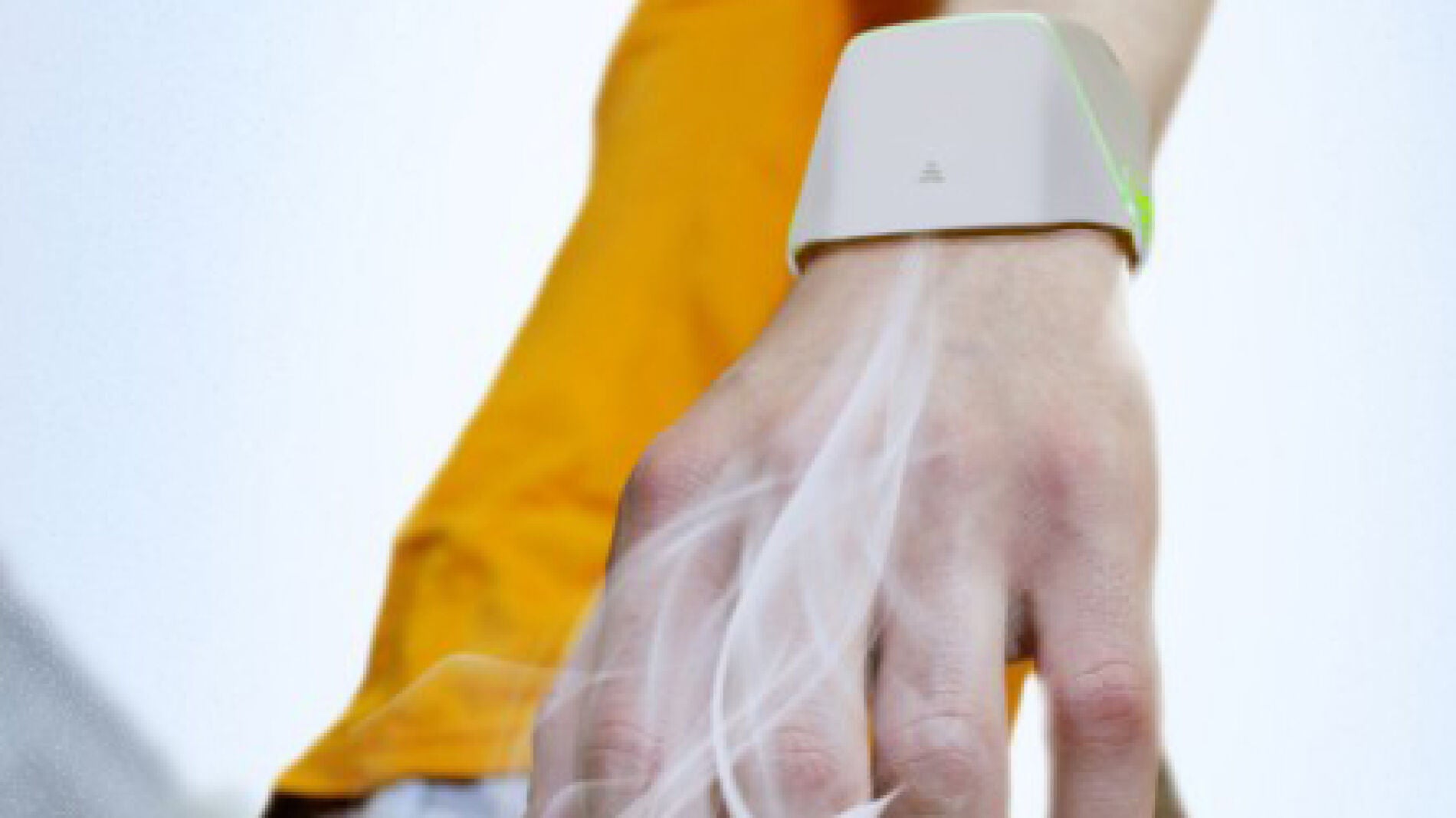 Una pulsera anticontaminaci&oacute;n que purifica el aire