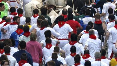 Pamplona estudia si es delito meter turistas en el encierro sin informarles