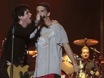 Green Day junto a un aficionado en su espectáculo del BBK Live