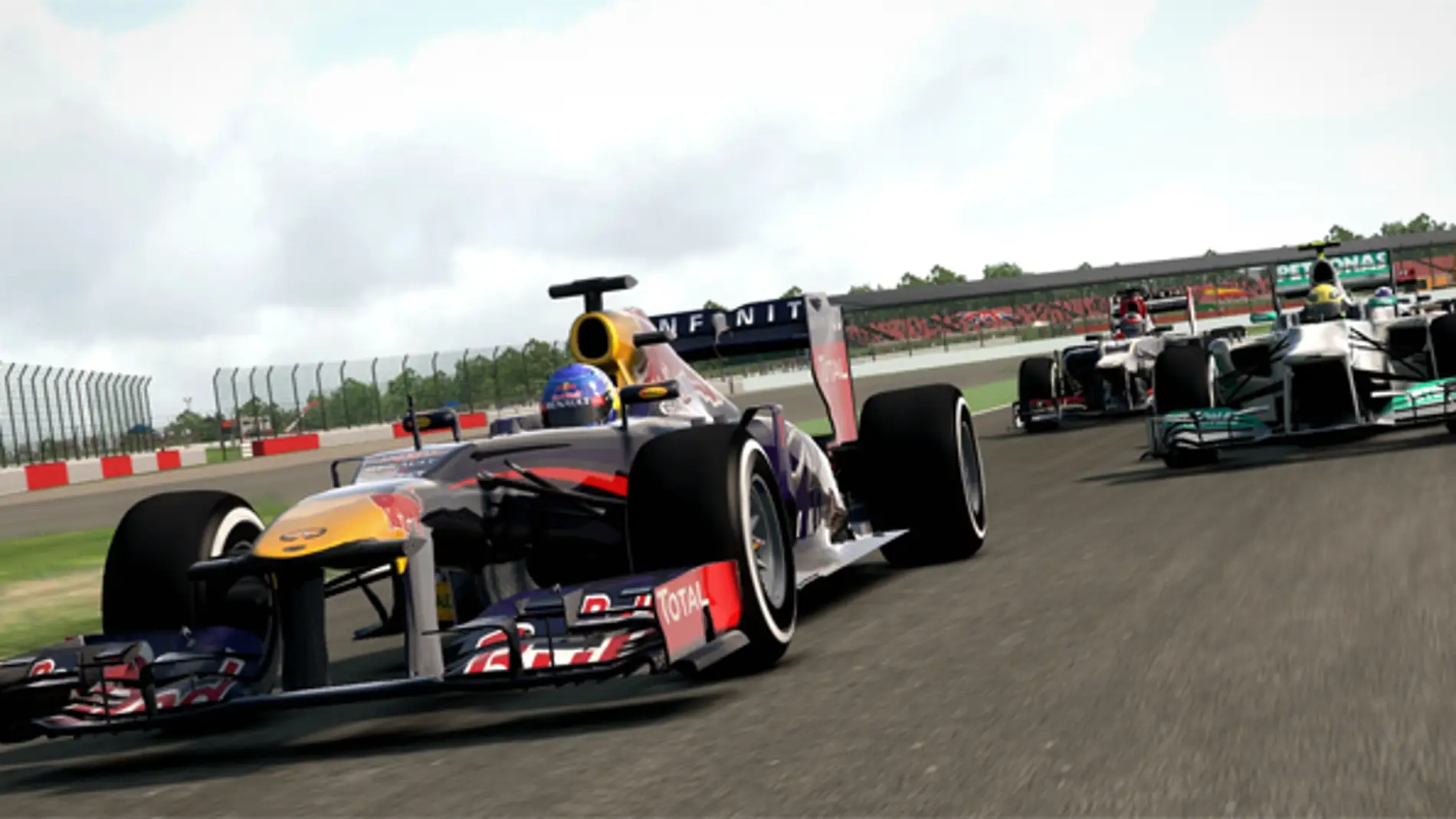 Red Bull y Mercedes en plena carrera.