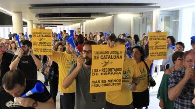 200 funcionarios protestan por recortes aprovechando la comparecencia Urdangarin