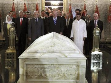 El Rey acompañado por autoridades en la visita al Mausoleo de Mohamed V