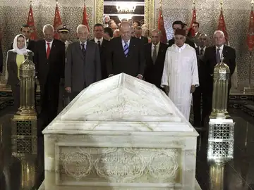 El Rey acompañado por autoridades en la visita al Mausoleo de Mohamed V El Rey acompañado por autoridades en la visita al Mausoleo de Mohamed V