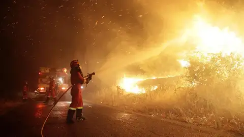 Llamas del incendio en Almorox por la noche Llamas del incendio en Almorox por la noche