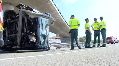 Cuatro heridos leves tras volcar un minibús en el que viajaban 15 niños