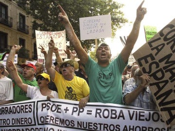 Varios manifestantes ante la sede del PP en la calle Génova