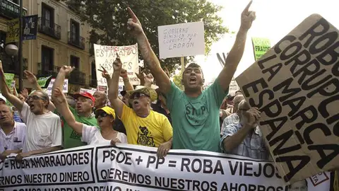 Varios manifestantes ante la sede del PP en la calle Génova Varios manifestantes ante la sede del PP en la calle Génova