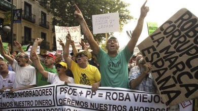 Un millar de personas se concentra en Génova para exigir la dimisión del Gobierno