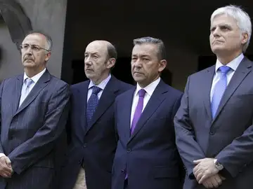 El presidente de Canarias, Paulino Rivero, y el secretario general del PSOE, Alfredo Pérez Rubalcaba, en el centro de la imagen El presidente de Canarias, Paulino Rivero, y el secretario general del PSOE, Alfredo Pérez Rubalcaba, en el centro de la imagen
