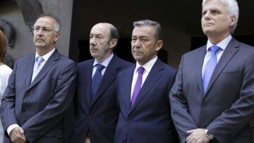 El presidente de Canarias, Paulino Rivero, y el secretario general del PSOE, Alfredo Pérez Rubalcaba, en el centro de la imagen