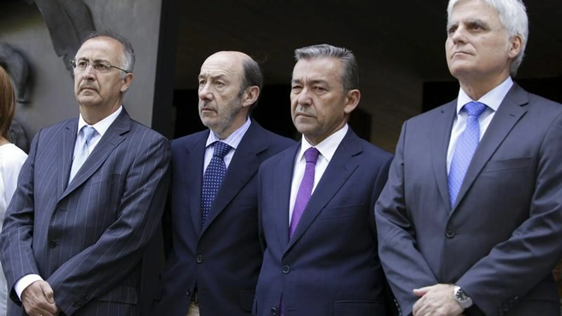 El presidente de Canarias, Paulino Rivero, y el secretario general del PSOE, Alfredo Pérez Rubalcaba, en el centro de la imagen El presidente de Canarias, Paulino Rivero, y el secretario general del PSOE, Alfredo Pérez Rubalcaba, en el centro de la imagen