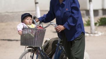 Mujer con su hijo en los alrededores de la estación de Tumangang