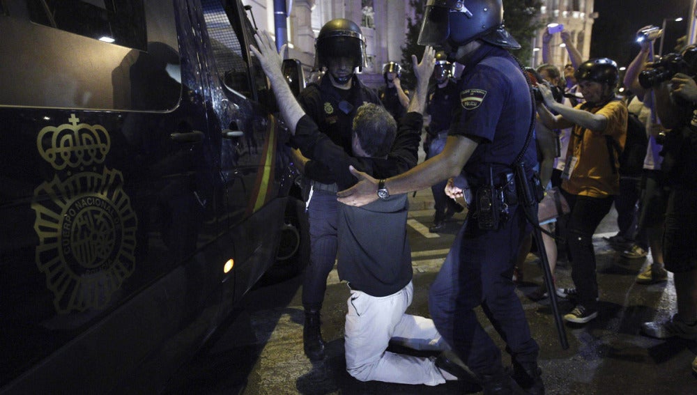 La Policía retiene a un manifestante en Madrid