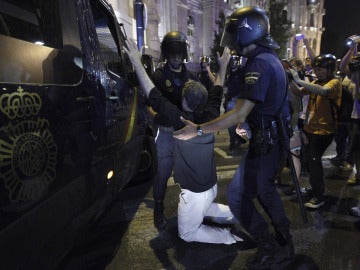 La Policía retiene a un manifestante en Madrid La Policía retiene a un manifestante en Madrid