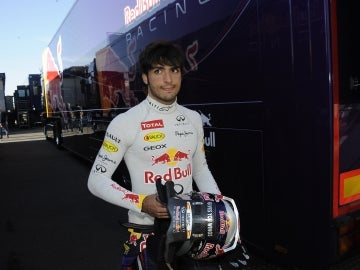 Carlos Sainz Jr. vestido de Red Bull