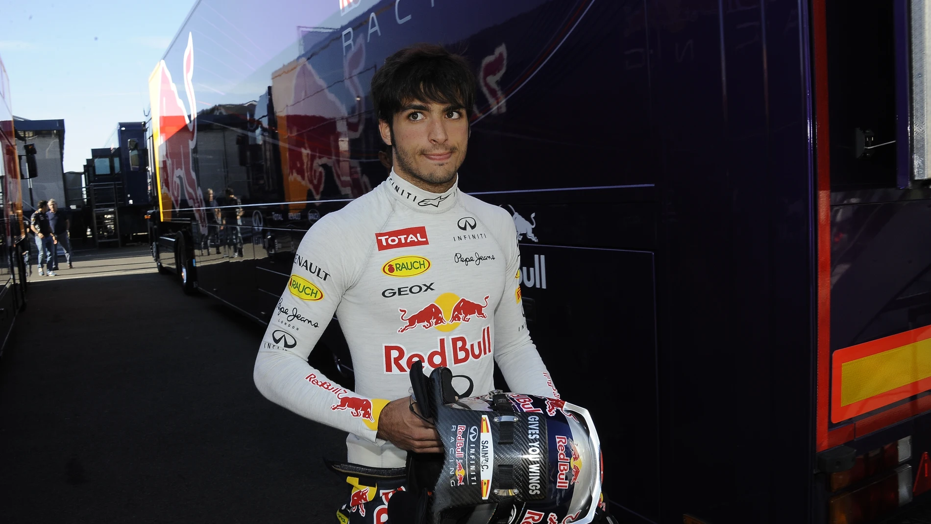 Carlos Sainz Jr. vestido de Red Bull