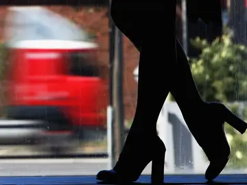 Una mujer camina a contraluz (Archivo) Una mujer camina a contraluz (Archivo)