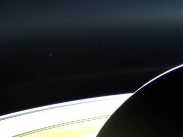 Fotografía de la Tierra tomada desde Saturno