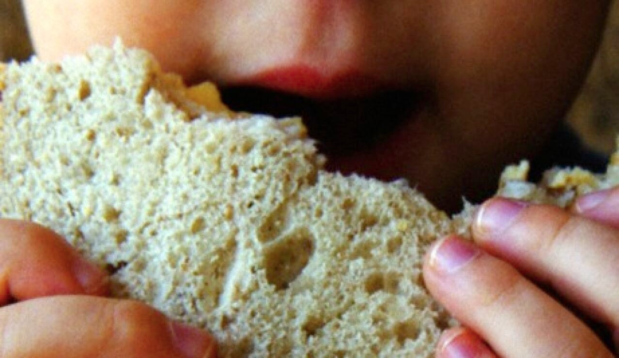 Ni&ntilde;o comiendo