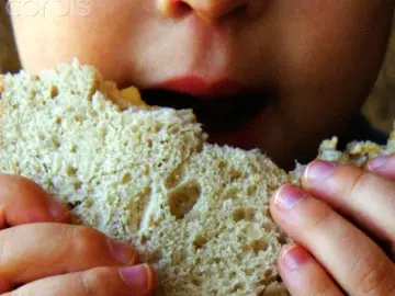 Niño comiendo Niño comiendo