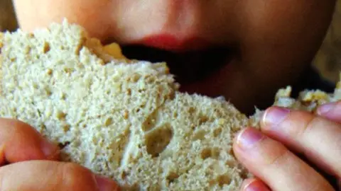 Niño comiendo Niño comiendo