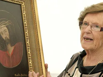 Cecilia Giménez pinta un eccehomo original para una botella de vino Cecilia Giménez pinta un eccehomo original para una botella de vino