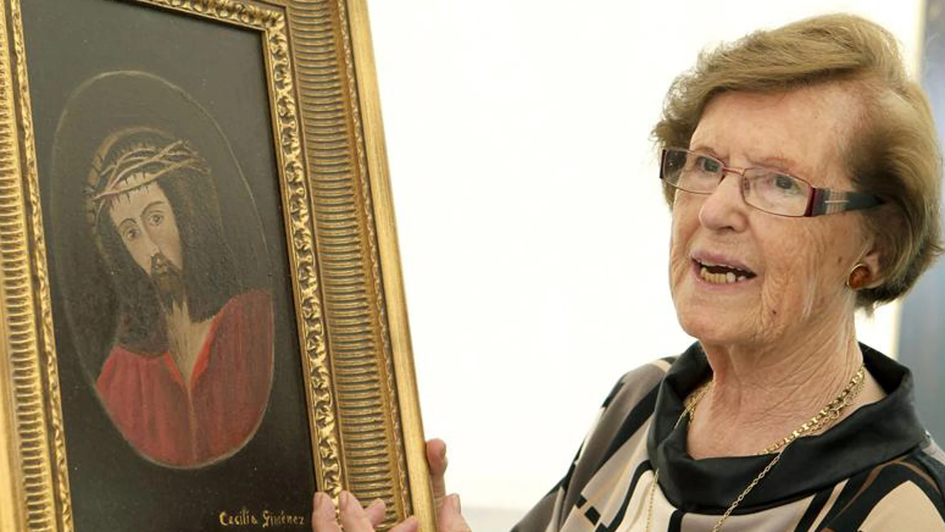 Cecilia Giménez pinta un eccehomo original para una botella de vino Cecilia Giménez pinta un eccehomo original para una botella de vino