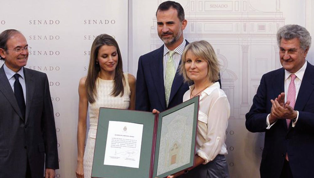 Los Príncipes de Asturias entregan el premio Luis Carandell a la periodista María Rey