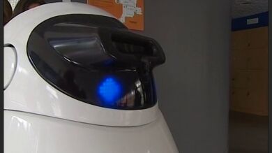 Un robot hace de guía en el Museo de la Ciencia de San Sebastián