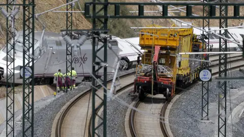 Vagones descarrilados fuera de la vía Vagones descarrilados fuera de la vía
