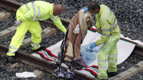 Operarios retiran de la v&iacute;as mantas y otros enseres