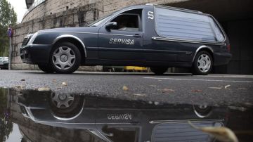 Un coche fúnebre en el pabellón Multiusos Fontes do Sar