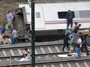 La Policía Nacional y algunos ciudadanos atienden a los heridos