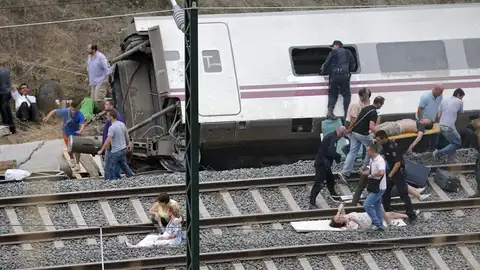 La Policía Nacional y algunos ciudadanos atienden a los heridos La Policía Nacional y algunos ciudadanos atienden a los heridos