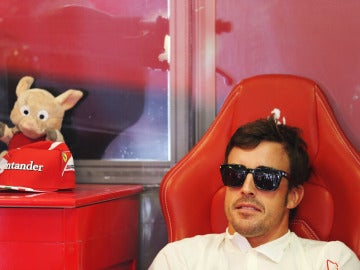Alonso se relaja con el cerdo de la suerte de Ferrari
