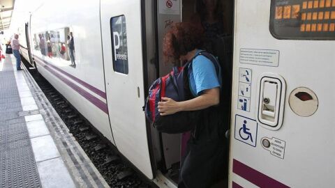 Los viajeros pasan callados y tristes por la curva del accidente