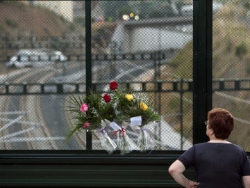 Flores ante el lugar del accidente de tren en Santiago Flores ante el lugar del accidente de tren en Santiago