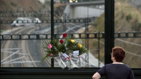 Flores ante el lugar del accidente de tren en Santiago