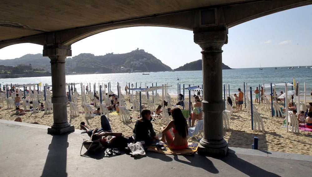 Numerosos donostiarras y turistas disfrutan de la playa de La Concha de San Sebastián.