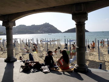 Numerosos donostiarras y turistas disfrutan de la playa de La Concha de San Sebastián.