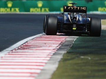 El Lotus de Grosjean, por detrás