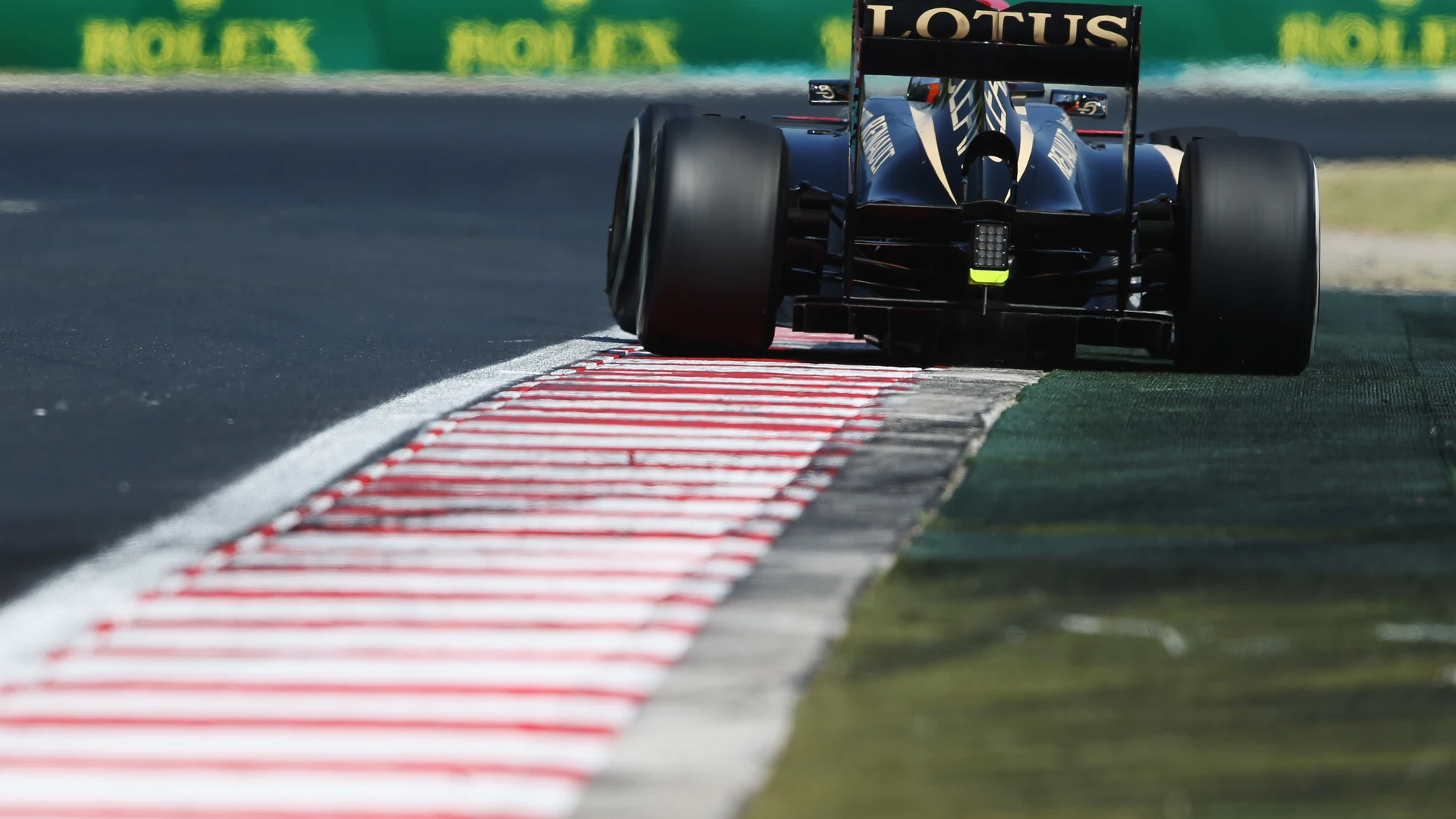 El Lotus de Grosjean, por detrás