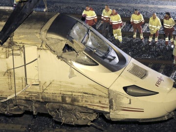 Retiran la locomotora del Alvia de la vía