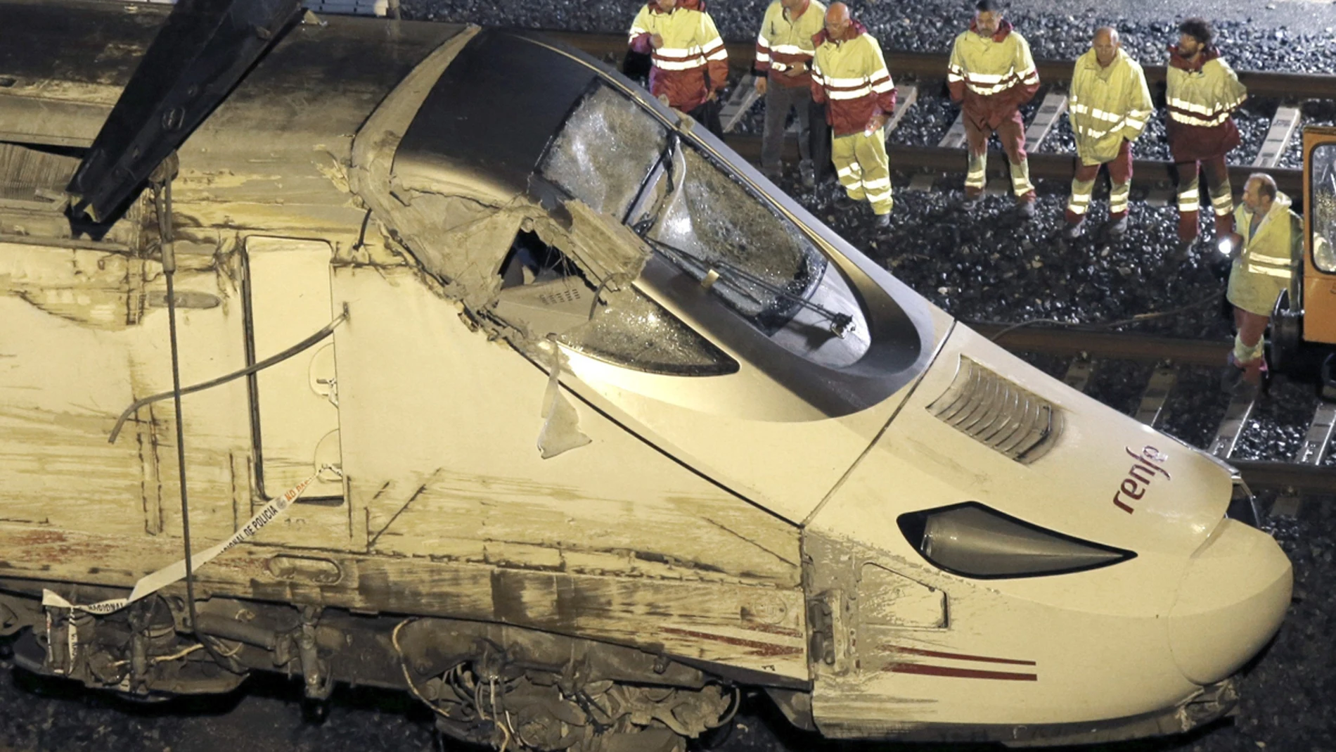 Retiran la locomotora del Alvia de la vía Retiran la locomotora del Alvia de la vía
