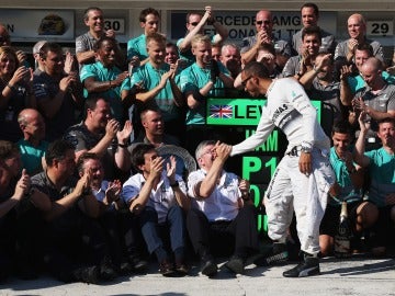 Hamilton festeja con Mercedes