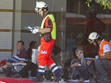 Miembros del 061 atienden a los intoxicados del incendio en el Hotel de Sevilla Miembros del 061 atienden a los intoxicados del incendio en el Hotel de Sevilla