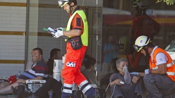 Miembros del 061 atienden a los intoxicados del incendio en el Hotel de Sevilla