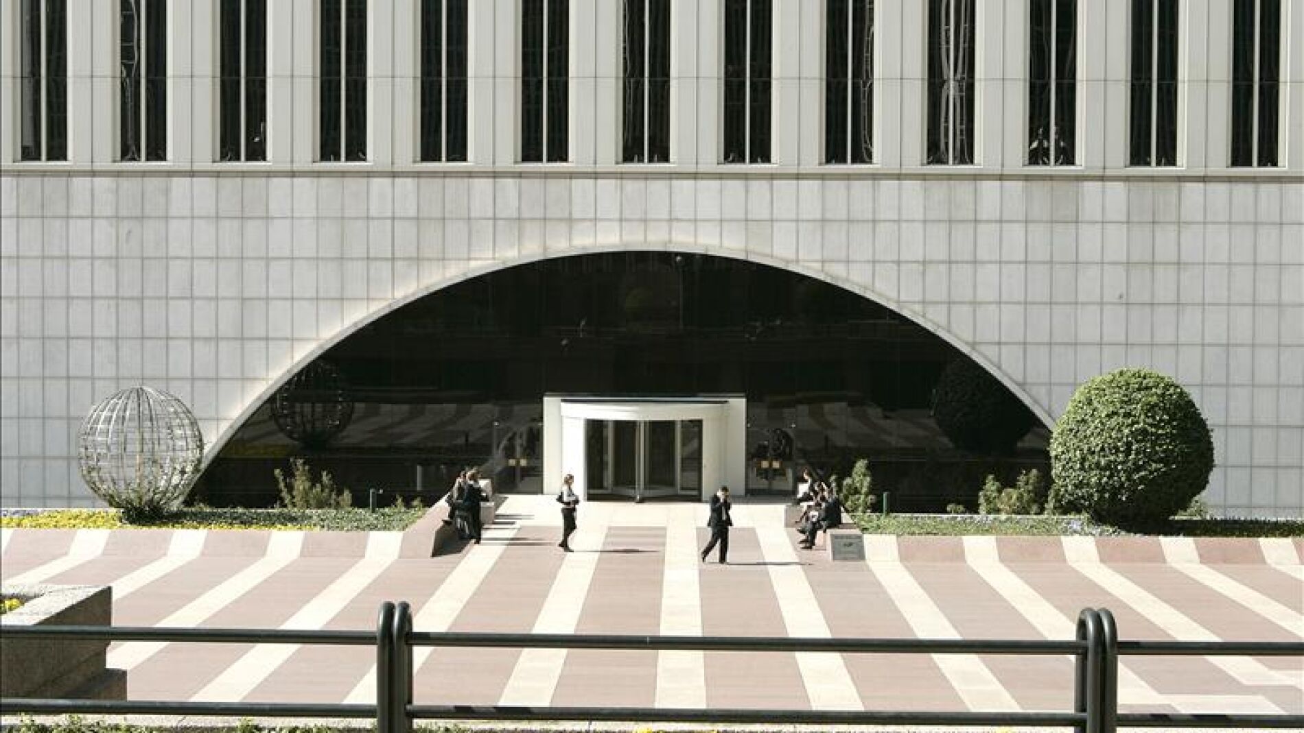 Vista parcial del edificio Torre Picasso, sede de Fomento de Construcciones y Contratas (FCC )